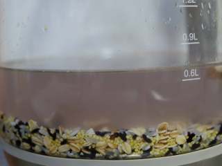 4、杂粮养生粥的3+1种吃法,加入0.7-1L的水，看个人喜欢的浓稠度调节。放水中浸泡过夜，夏季放冷藏中浸泡。