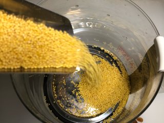 7、杂粮养生粥的3+1种吃法,所有材料混合加入0.7-1L的水炖煮40-60分钟