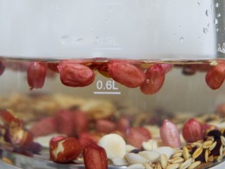 10、杂粮养生粥的3+1种吃法,加入0.7L的水，看个人喜欢的浓稠度调节。放水中浸泡过夜，夏季放冷藏中浸泡。
