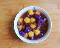 12、红豆薯圆糖水,将控水后的薯圆放进碗里，浇上红豆糖水即可食用。