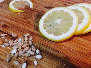 8、冰糖柠檬膏,去掉里面的籽。去好以后，可以对着灯光照一下，看看是否还有遗漏的，没去干净。