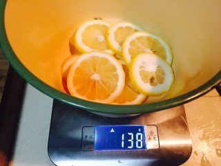 9、冰糖柠檬膏,随后秤分量。一份柠檬，两份冰糖。先在锅底铺一层柠檬，有138克，冰糖就放276克，铺在上面。再铺一层柠檬，再铺一层冰糖。记住，柠檬和冰糖的比例，总是1：2。