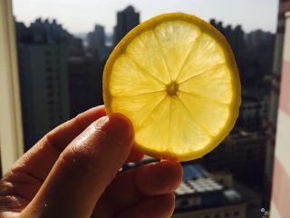 13、冰糖柠檬膏,蒸了12个小时后，这时的汁不是很浓郁。可以把装有柠檬的锅子，放在煤气上，小火再煮15分钟到30分钟，根据自己的量来判断。有点浓稠了，关火，冷一下。装瓶。