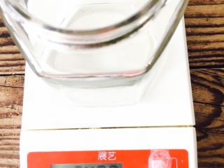 14、冰糖柠檬膏,空瓶，240克一个。照片关系，这里显示不出。洗净，开水泡一下，条件允许，就自然晾干。有时，我就用厨房用纸擦干，不能有水。最仔细的洗瓶子做法：开水里煮15分钟，晾干。