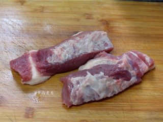 1、私房蜜汁叉烧肉,猪肉洗净沥干水