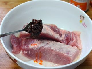 4、私房蜜汁叉烧肉,调入沙茶酱,沙茶酱是一种复合酱料,它能让叉烧口感和香气更醇厚