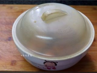 9、私房蜜汁叉烧肉,遮上保鲜膜或盖子,放入冰箱腌制1整天