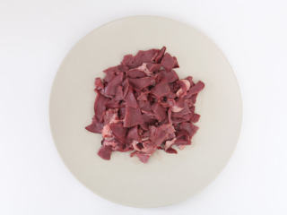 1、当归枸杞猪心汤,将猪心洗净切成薄片，浸泡在水中。