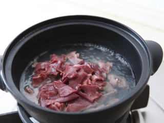 2、当归枸杞猪心汤,将猪心片放进入开水锅中，加葱姜和酒焯去血水，捞出后冲洗干净。