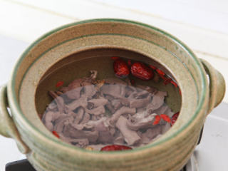 3、当归枸杞猪心汤,冲洗过的猪心重新放进砂锅中，放进洗净当归、枸杞、红枣，大火煮开后转小火慢炖90分钟。