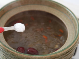 4、当归枸杞猪心汤,至猪心熟透，调入食盐。