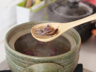 5、当归枸杞猪心汤,撒上一点白胡椒粉就可以出锅。