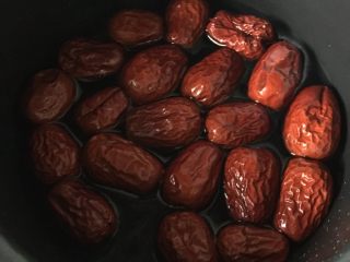 1、枣糕,红枣洗净，在锅内加等量水大火煮沸后转中火煮软，大约20多分钟，然后关火静置10分钟让枣吸收下剩余的水