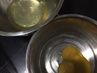 2、枣糕,蛋白蛋黄分离，分别放在无油无水的盆里备用