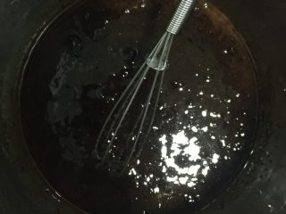 3、枣糕,蛋黄加玉米油搅拌均匀后加红糖搅拌均匀