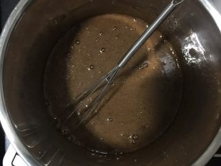 4、枣糕,再加牛奶搅拌均匀