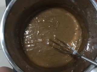 6、枣糕,再加入枣泥搅拌均匀