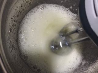 7、枣糕,蛋白高速打发到鱼眼发泡时加1/3糖粉