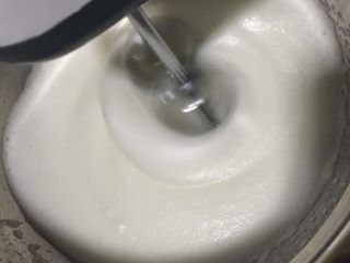 8、枣糕,打发到泡沫消失时再加1/3糖粉