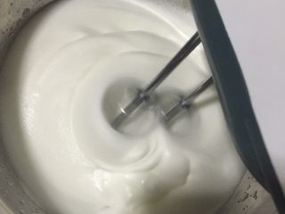 9、枣糕,打到湿性发泡时有纹理出现加入最后1/3糖粉