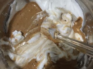 13、枣糕,把蛋黄糊倒入剩余2/3蛋白中翻拌均匀