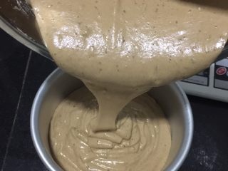 15、枣糕,倒入模具中，成轻盈丝带状飘落