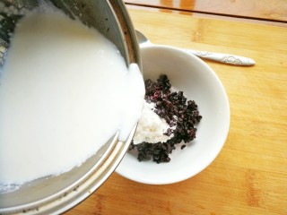 10、浓香黑米椰奶饮,把做好的椰奶倒入黑米的碗中，