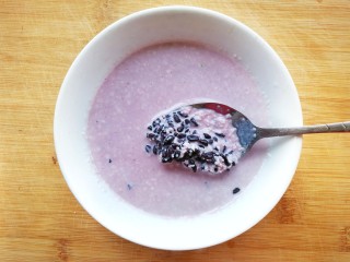 12、浓香黑米椰奶饮,可以看见椰奶的颜色逐渐越来越紫，越来越漂亮，