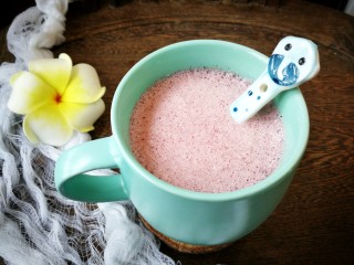 15、浓香黑米椰奶饮,搅拌机更好的把黑米融入椰奶中，顺滑浓郁的黑米椰奶饮就做好啦！淡淡的紫色是不是很美呀！