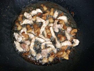 4、豆角焖面,肥肉炒出油后加精肉炒