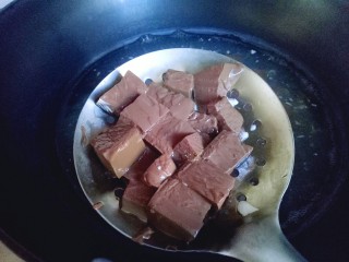 6、鸭血烩豆腐,鸭血焯水,水烧开后倒入切好的鸭血,再次烧开后捞出。