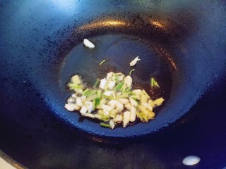 7、鸭血烩豆腐,锅中加入食用油,油温8成时加入切好的葱姜蒜炒香。