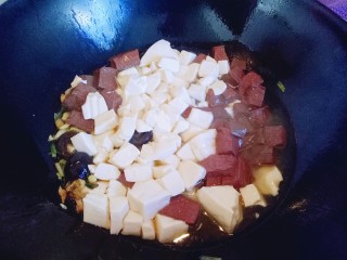 9、鸭血烩豆腐,再加入焯水过的豆腐和鸭血。