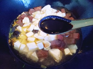 10、鸭血烩豆腐,加入一小碗汤,汤的量可以根据实际情况增减,再加入一勺生抽。