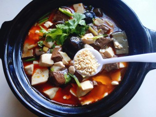 18、鸭血烩豆腐,盛入啥锅中,撒上一勺熟白芝麻点缀。