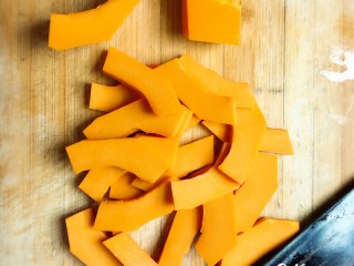 2、红枣南瓜发糕,将南瓜去瓤去皮,切片,上锅蒸熟