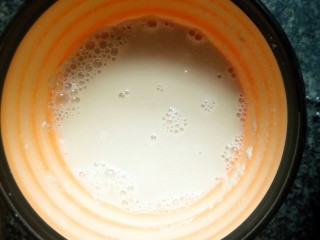 3、红枣南瓜发糕,酵母粉用少许温水化开