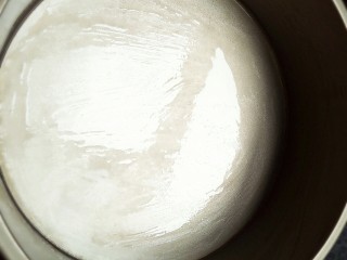 9、红枣南瓜发糕,我用的蛋糕模具,将模具抹上一层油