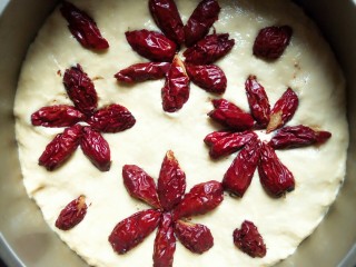 11、红枣南瓜发糕,将红枣去核,剪成小块,摆放成自己喜欢的图案