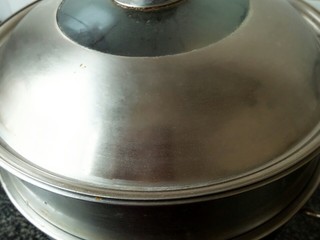 14、红枣南瓜发糕,开锅,放入红枣南瓜发糕,上汽蒸40分钟