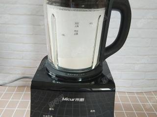 4、茯苓香蕉粥,破壁机接通电源,选择高速运行两分钟