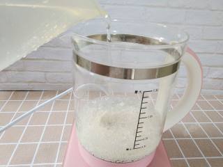 9、茯苓香蕉粥,加入800ml水