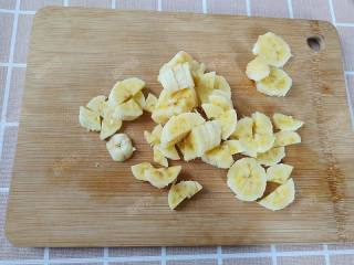 11、茯苓香蕉粥,当粥煮至米粒开花,将香蕉切成片