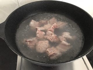 3、沙虫茨实莲子山药排骨汤,然后洗干净放入开水锅中飞水处理，去除血水浮末异味等