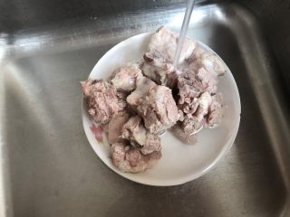 4、沙虫茨实莲子山药排骨汤,捞出来，再清水冲洗一下表面的浮沫，这样煲出来的汤会更干净清甜