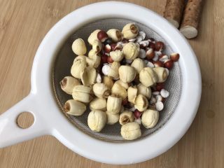 6、沙虫茨实莲子山药排骨汤,莲子茨实，洗干净