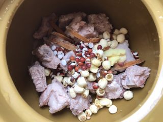 8、沙虫茨实莲子山药排骨汤,加入茨实，莲子，姜片