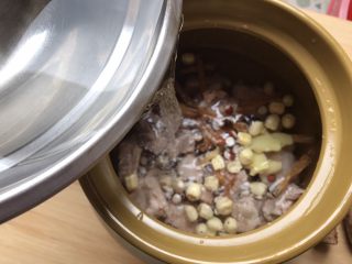 9、沙虫茨实莲子山药排骨汤,加入清水