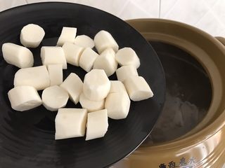 12、沙虫茨实莲子山药排骨汤,其中煮到熄火前20分钟时，加入去皮的山药，因为山药不耐煮，太早放进去容易烂成糊