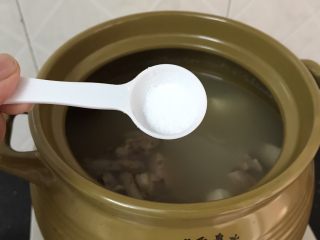 13、沙虫茨实莲子山药排骨汤,最后熄火时，加入盐调味就好了！